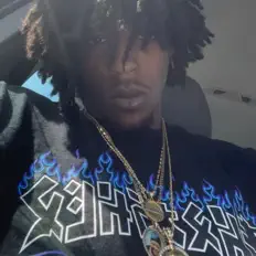 Hör dir Rezzy an, schau dir Musikvideos an, lies die Biografie, finde Tourdaten und mehr!