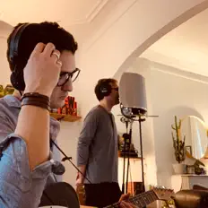 L'Isola Feliceを聴いたり、ミュージックビデオを鑑賞したり、経歴やツアー日程などを確認したりしましょう！