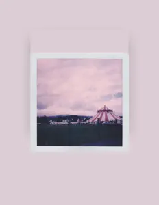 Poscaを聴いたり、ミュージックビデオを鑑賞したり、経歴やツアー日程などを確認したりしましょう！