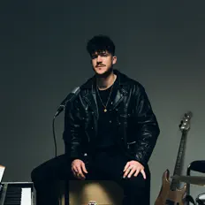 Ascolta Larry F, guarda video musicali, leggi la biografia, vedi le date del tour & altro!