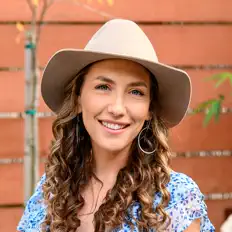 Dengarkan Elana Jagoda, tonton video musik, baca bio, lihat tanggal tur & lainnya!