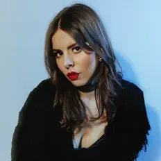 聆聽 Bella Kaye、觀看音樂影片、閱讀小傳、查看巡演日期等！