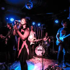 聆聽 Elk City、觀看音樂影片、閱讀小傳、查看巡演日期等！