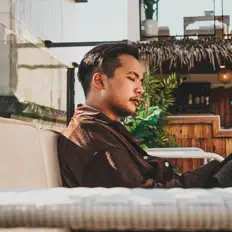 Dengarkan DonyVan, tonton video musik, baca bio, lihat tanggal tur & lainnya!