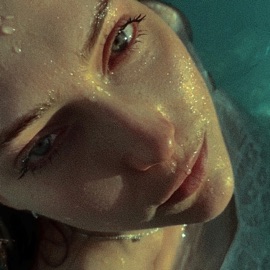 утекай (feat. Lueur) iskrit