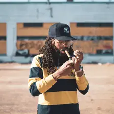 Zae Kinchenを聴いたり、ミュージックビデオを鑑賞したり、経歴やツアー日程などを確認したりしましょう！