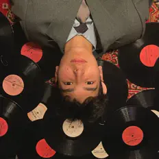 Escucha a Somelie, mira videos musicales, lee su biografía, consulta las fechas de las gira y más.