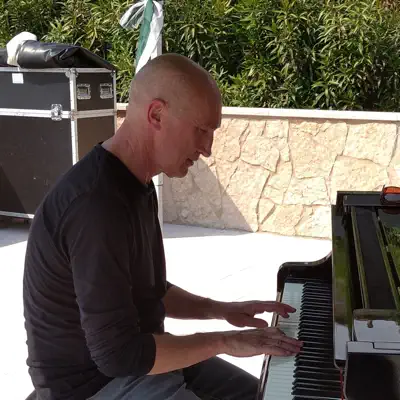 Listen to Renato Ferrari, watch music videos, read bio, see tour dates & more!