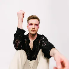 Ouve Swaré, vê vídeos de música, lê a biografia, vê as datas da digressão e muito mais!