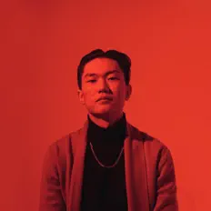 ATMOSを聴いたり、ミュージックビデオを鑑賞したり、経歴やツアー日程などを確認したりしましょう！