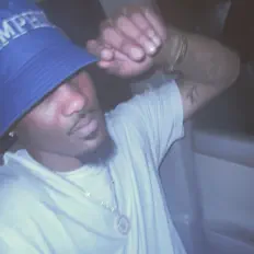 Kerrierを聴いたり、ミュージックビデオを鑑賞したり、経歴やツアー日程などを確認したりしましょう！