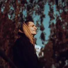 聆聽 NAZARENKO、觀看音樂影片、閱讀小傳、查看巡演日期等！