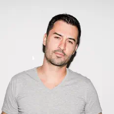 聆聽 Yves Larock、觀看音樂影片、閱讀小傳、查看巡演日期等！