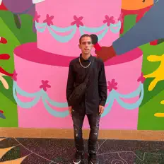 收听 This Is Me Smiling、观看音乐视频、阅读小传、查看巡演日期等 ！