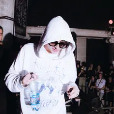 收听 RILEY BABY、观看音乐视频、阅读小传、查看巡演日期等 ！