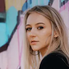 zara dinle, müzik videolarını izle, biyografisini oku, tur tarihlerini ve daha fazlasını gör!