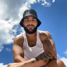 聆聽 Beez、觀看音樂影片、閱讀小傳、查看巡演日期等！