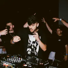 收听 Sad、观看音乐视频、阅读小传、查看巡演日期等 ！