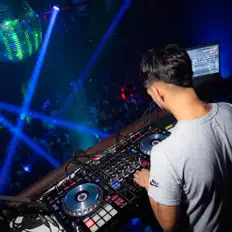 Dengarkan EIRON RMX, tonton video musik, baca bio, lihat tanggal tur & lainnya!