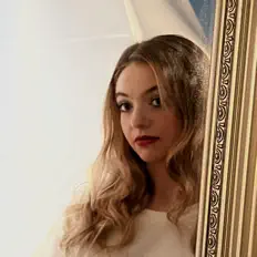 Poslechněte si interpreta Summer Robinett, sledujte hudební videa, přečtěte si životopis, podívejte se na data turné a další informace.