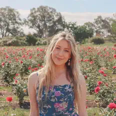 Dengarkan Tiana Rie, tonton video musik, baca bio, lihat tanggal tur & lainnya!