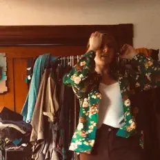 tip/toeを聴いたり、ミュージックビデオを鑑賞したり、経歴やツアー日程などを確認したりしましょう！