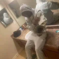 6Lを聴いたり、ミュージックビデオを鑑賞したり、経歴やツアー日程などを確認したりしましょう！