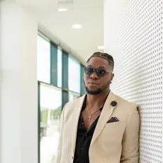 Ouça SHOLZ, assista a videoclipes, leia a biografia, veja as datas das turnês e mais!