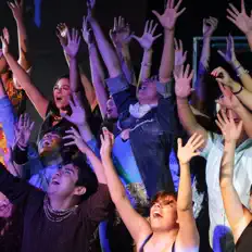 Azularte सुनें, म्यूज़िक वीडियो देखें, बायो पढ़ें, दौरे की तारीखें और बहुत कुछ देखें!