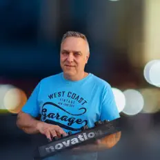 Bassmaniacを聴いたり、ミュージックビデオを鑑賞したり、経歴やツアー日程などを確認したりしましょう！