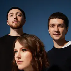 Poslechněte si interpreta NAVIBAND, sledujte hudební videa, přečtěte si životopis, podívejte se na data turné a další informace.