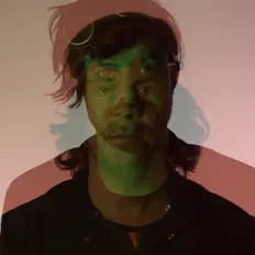 聆聽 Donator、觀看音樂影片、閱讀小傳、查看巡演日期等！