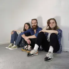 收听 deafpony、观看音乐视频、阅读小传、查看巡演日期等 ！