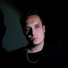 Luister naar I-RON, bekijk muziekvideo's, lees de bio, bekijk de tourdata, en meer!