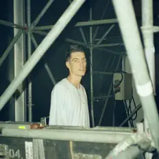 Dengarkan Steksz, tonton video musik, baca bio, lihat tanggal tur & lainnya!