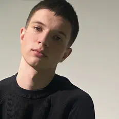 Ouve UNTOUCHABLE, vê vídeos de música, lê a biografia, vê as datas da digressão e muito mais!