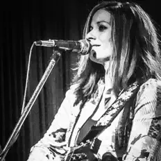 Renee Wahl dinle, müzik videolarını izle, biyografisini oku, tur tarihlerini ve daha fazlasını gör!