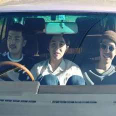 收听 UNDER SOCKS、观看音乐视频、阅读小传、查看巡演日期等 ！