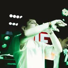 Hör dir weyt an, schau dir Musikvideos an, lies die Biografie, finde Tourdaten und mehr!