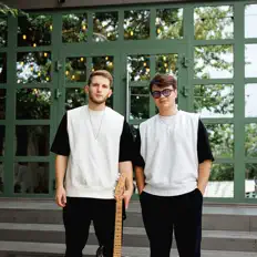 Posłuchaj wykonawcy Sirop în urechi, obejrzyj teledyski, przeczytaj biografię, zobacz daty tras koncertowych i nie tylko!