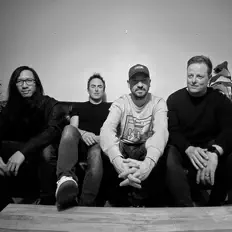 Nova Kicksを聴いたり、ミュージックビデオを鑑賞したり、経歴やツアー日程などを確認したりしましょう！