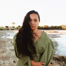 聆聽 Emily Muli、觀看音樂影片、閱讀小傳、查看巡演日期等！