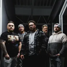 聆聽 Breaking Echoes、觀看音樂影片、閱讀小傳、查看巡演日期等！