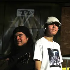 聆聽 Scrambled Eggs、觀看音樂影片、閱讀小傳、查看巡演日期等！