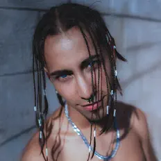 收听 IMT、观看音乐视频、阅读小传、查看巡演日期等 ！