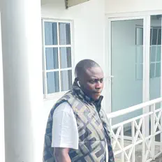 Codhex सुनें, म्यूज़िक वीडियो देखें, बायो पढ़ें, दौरे की तारीखें और बहुत कुछ देखें!