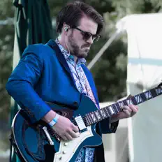 Topher James and Biscuit Brigadeを聴いたり、ミュージックビデオを鑑賞したり、経歴やツアー日程などを確認したりしましょう！