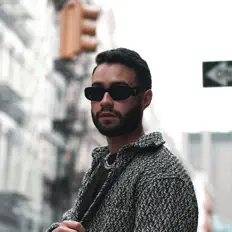 Hör dir Case. an, schau dir Musikvideos an, lies die Biografie, finde Tourdaten und mehr!