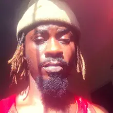 Fearlessを聴いたり、ミュージックビデオを鑑賞したり、経歴やツアー日程などを確認したりしましょう！