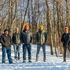 Poslechněte si interpreta Saints & Liars, sledujte hudební videa, přečtěte si životopis, podívejte se na data turné a další informace.